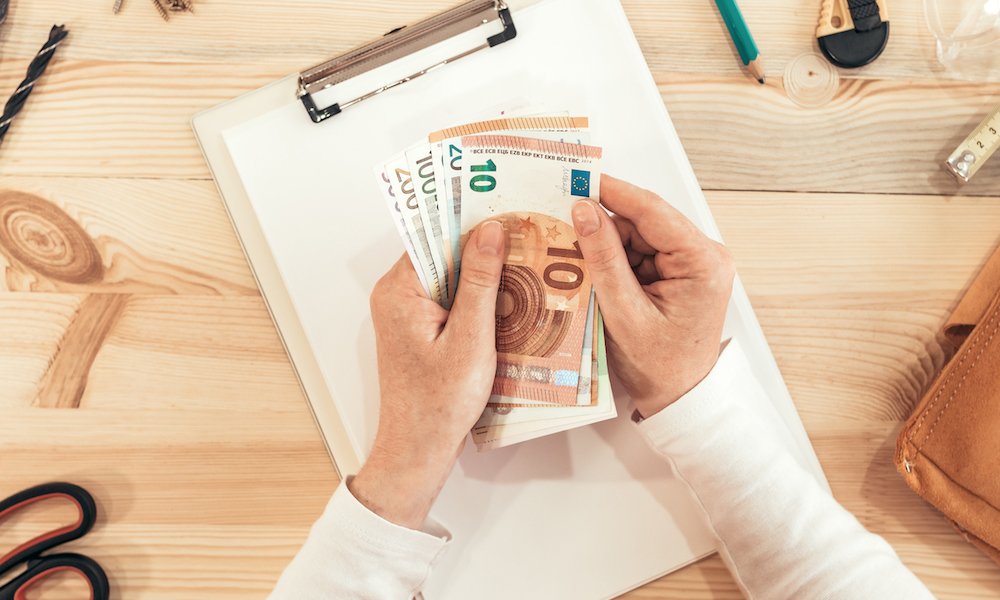 pinigų politika ir palūkanų normos grafikas